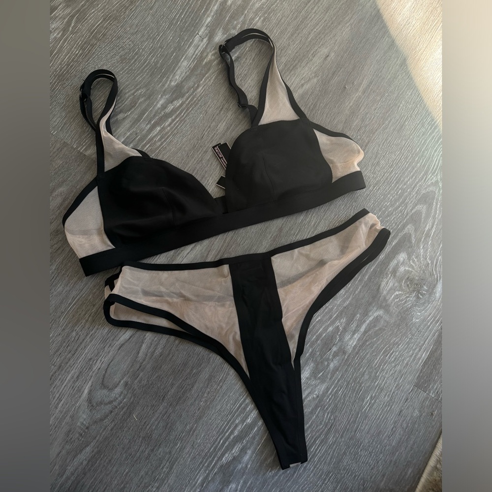VICTORIAS SECRET LINGERIE SET -NWT